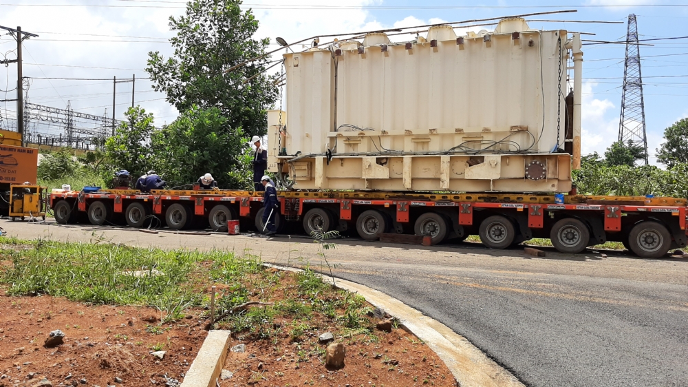 Vận chuyển MBA từ Plieku đi Bảo Lộc và đưa vào bệ máy.