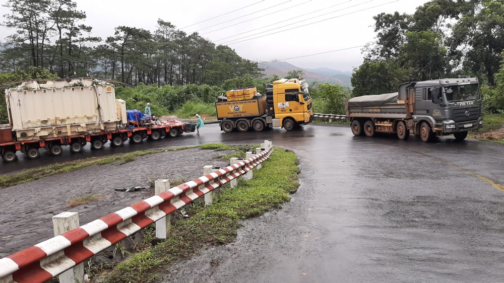 Vận chuyển MBA từ Plieku đi Bảo Lộc và đưa vào bệ máy.